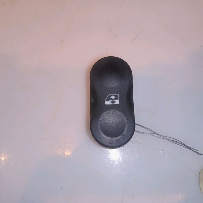 Commande lève-glace porte avant gauche occasion DACIA DUSTER Phase 1 03-2010->12-2013 8200602227 1