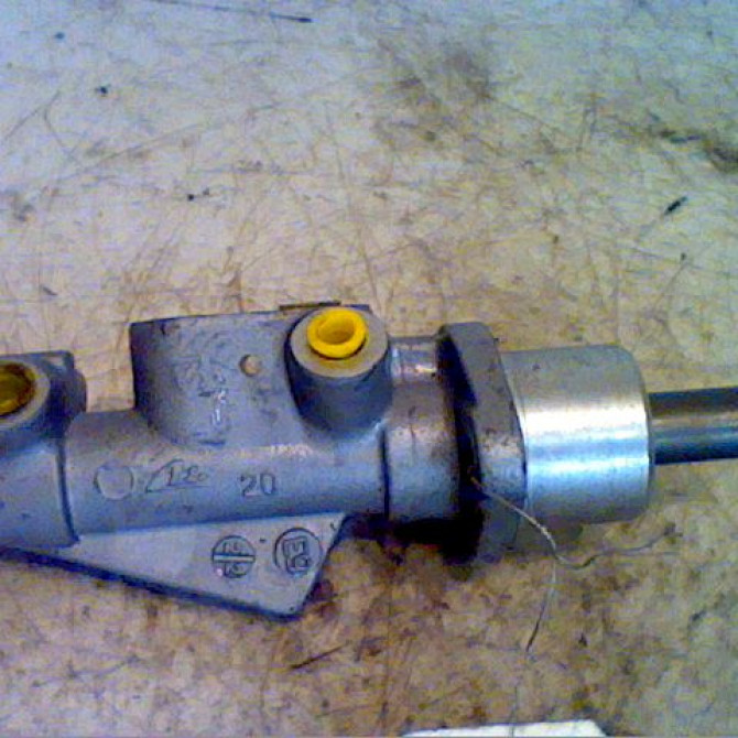 Maitre cylindre occasion RENAULT TWINGO II Phase 1 06-2007->11-2011 1.2i 16v 75ch 7701209642 1