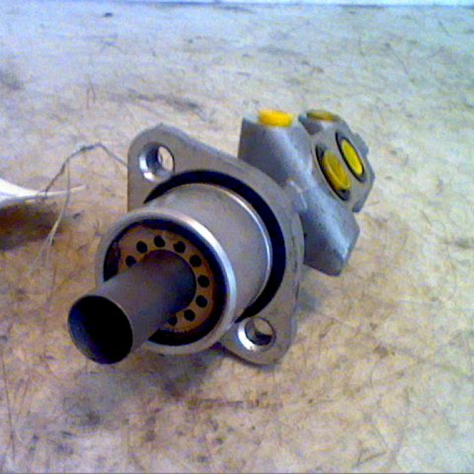 Maitre cylindre occasion RENAULT TWINGO II Phase 1 06-2007->11-2011 1.2i 16v 75ch 7701209642 3