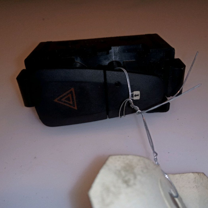 Bouton de warning occasion RENAULT MEGANE III Phase 2 01-2012->06-2014 1.5 DCI 110ch 252100502R 1