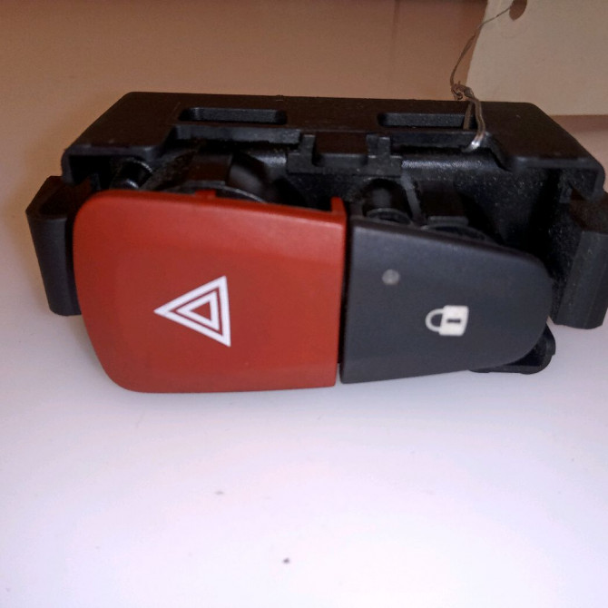 Bouton de warning occasion RENAULT SCENIC III Phase 1 04-2009->11-2011 1.9 DCI 130ch 252100502R 1