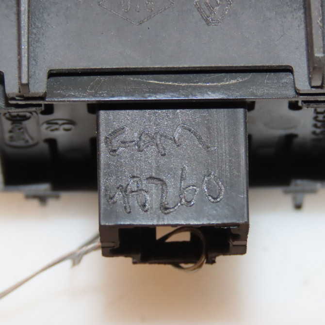 Commande lève-glace porte avant droite occasion RENAULT MEGANE III Phase 1 11-2008->01-2012 1.5 DCI 105ch 2