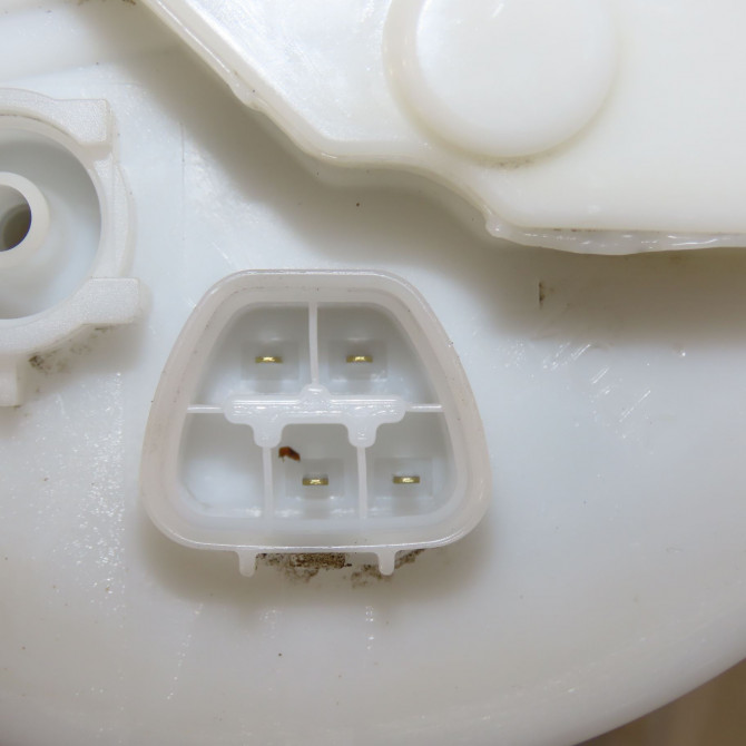 Jauge a carburant occasion TOYOTA YARIS III Phase 2 06-2014->... 1.5 100ch 8332052280 4