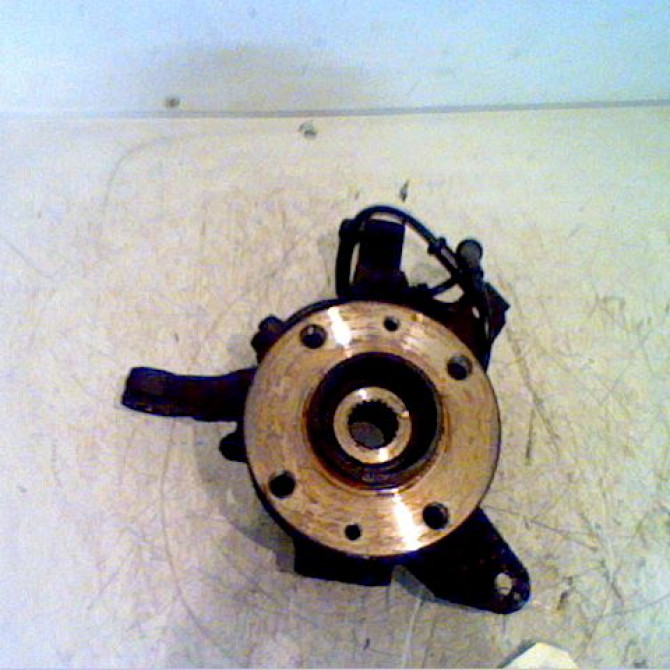 Moyeu avd occasion RENAULT MEGANE I Phase 2 03-1999->06-2003 1.4i 16v 7701205779 1