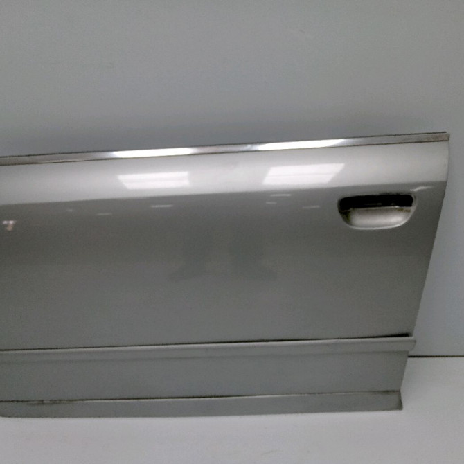 Porte avant gauche occasion AUDI A4 II 8E0831051 1