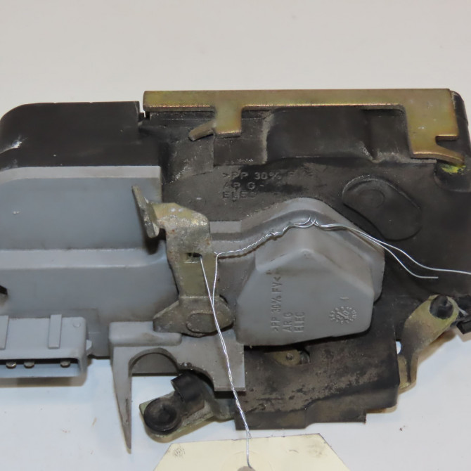 Serrure porte arg occasion PEUGEOT 206 Phase 1 09-1998->03-2009 1.9 D 913772 2