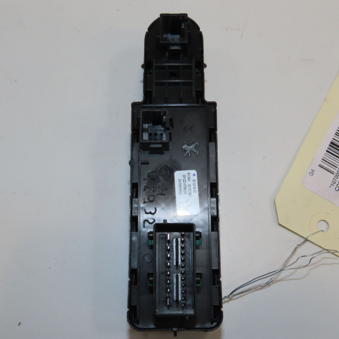 Commande lève-glace porte avant gauche occasion PEUGEOT 308 II Phase 1 04-1995->04-1999 1.5 BlueHDI 100ch 2