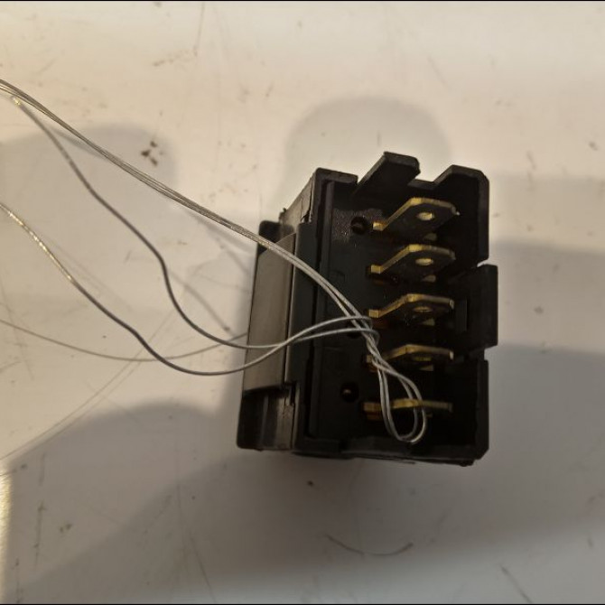 Commande lève-glace porte avant droite occasion PEUGEOT PARTNER I Phase 2 11-2002->05-2008 1.6 HDI 16v 90ch 2