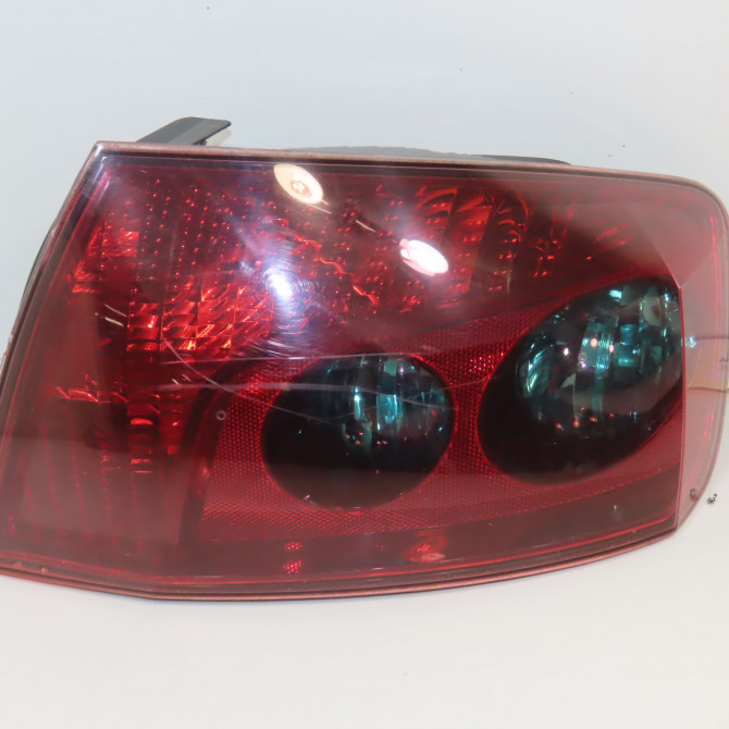 Feu arrière droit occasion PEUGEOT 407 Phase 1 04-2004->07-2008 1.6 HDI 16v 6351HP 1