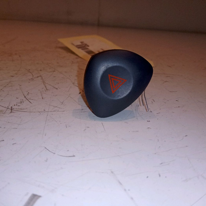 Bouton de warning occasion RENAULT CLIO CAMPUS II Phase 1 07-2006->07-2009 1.2i 8200634256 1