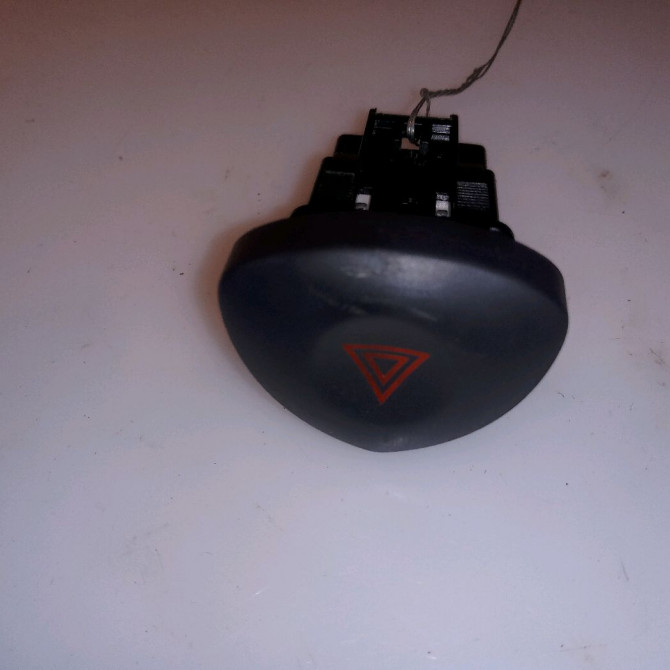 Bouton de warning occasion RENAULT CLIO CAMPUS II Phase 1 07-2006->07-2009 1.5 DCI 65ch 8200634256 1