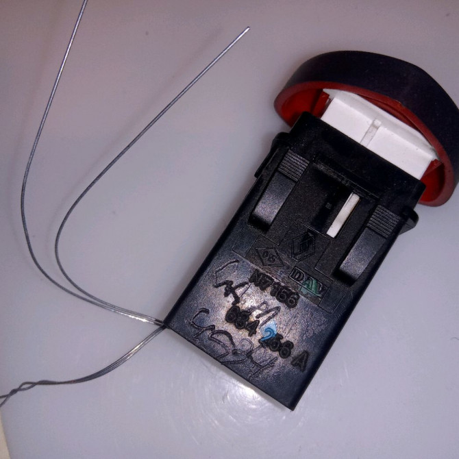 Bouton de warning occasion RENAULT CLIO II 8200634256 3