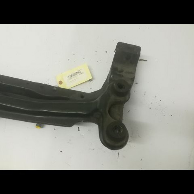 Traverse inférieure armature avant occasion VOLKSWAGEN PASSAT III Phase 1 04-1988->11-1993 GL TURBO D Cata 2