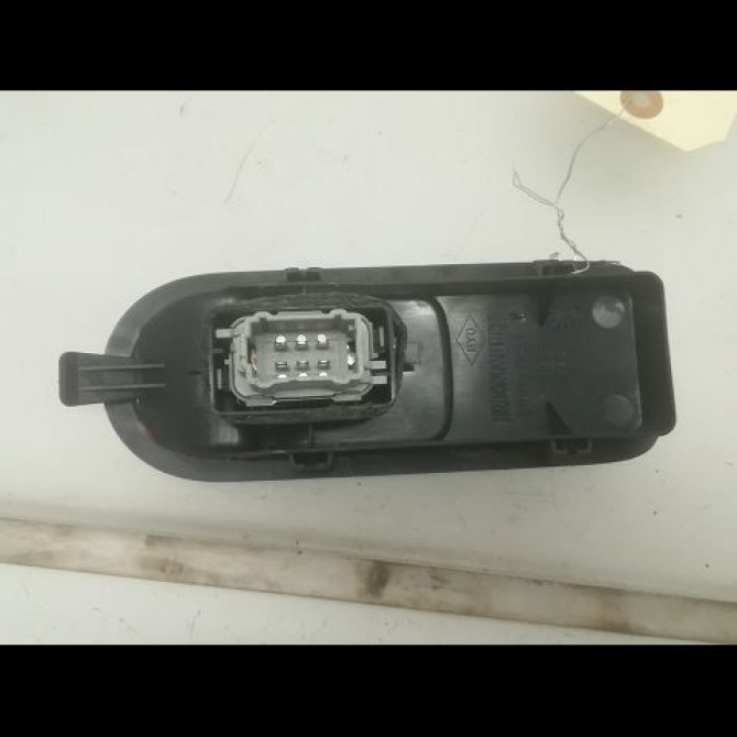 Commande lève-glace porte avant droite occasion RENAULT MEGANE II Phase 1 09-2003->12-2005 1.9 DCI 120ch 8200315027 2