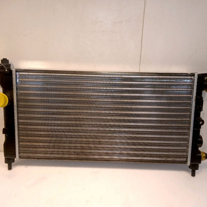 Radiateur occasion OPEL CORSA II Phase 1 03-1993->04-1997 1.4i 90410048 1