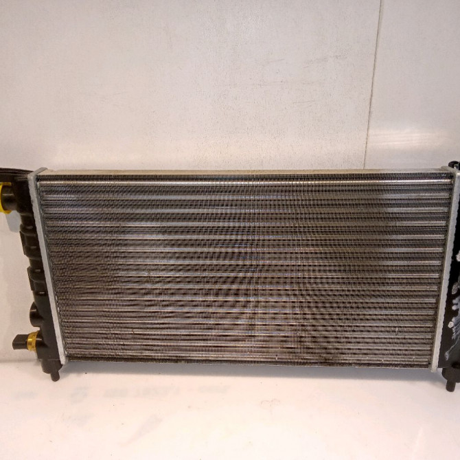 Radiateur occasion OPEL CORSA II Phase 1 03-1993->04-1997 1.4i 90410048 2
