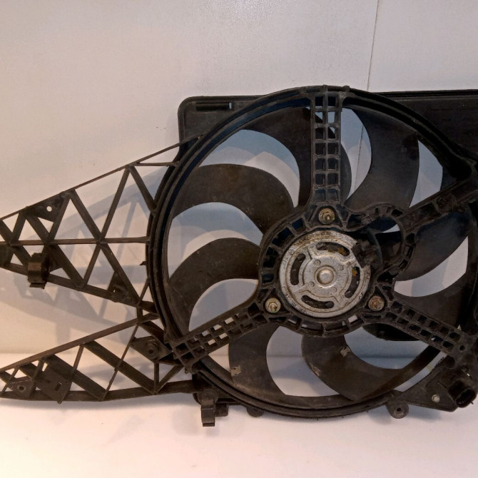 Ventilateur de refroidissement occasion FIAT GRANDE PUNTO III Phase 1 09-2005->12-2013 1.3 DT MULTIJET 16v 75ch 55701372 2