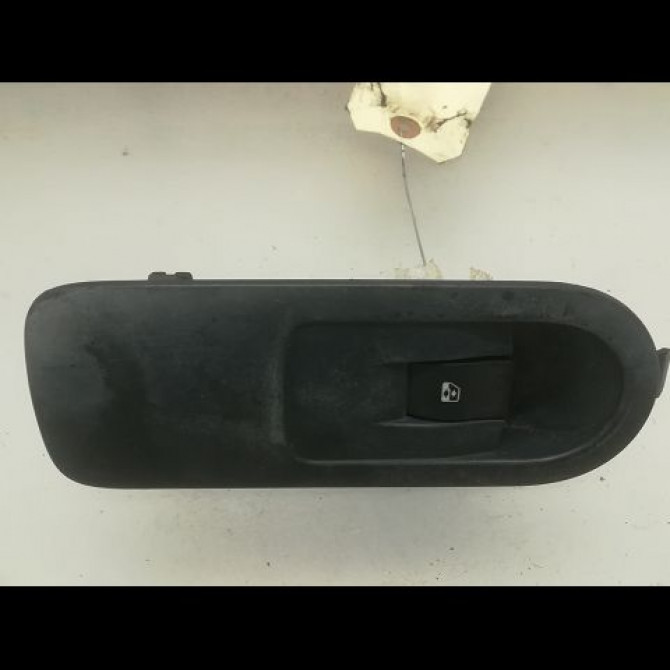 Commande lève-glace porte avant droite occasion RENAULT SCENIC II Phase 1 03-2004->09-2006 1.5 DCI 100ch 8200315027 1
