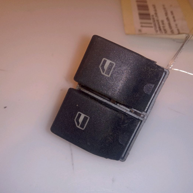 Commande lève-glace porte avant gauche occasion VOLKSWAGEN POLO IV Phase 2 05-2005->09-2009 1.4 TDI 70ch 1