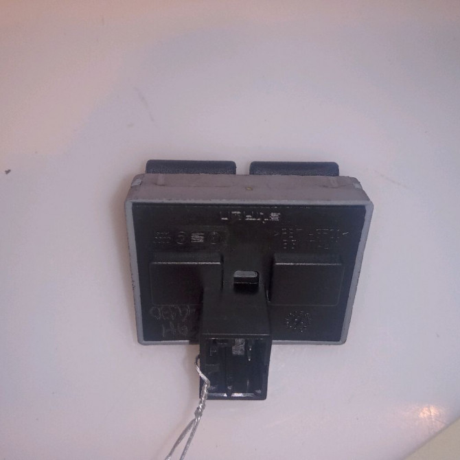 Commande lève-glace porte avant gauche occasion VOLKSWAGEN POLO IV Phase 2 05-2005->09-2009 1.4 TDI 70ch 2