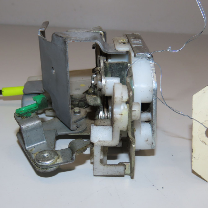 Serrure porte arg occasion PEUGEOT 107 Phase 1 06-2005->12-2008 1.0i 12v 68ch 9137E9 4