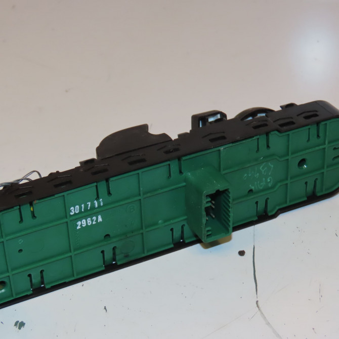 Commande lève-glace porte avant gauche occasion RENAULT MEGANE III Phase 1 04-1995->04-1999 1.5 DCI 110ch 2