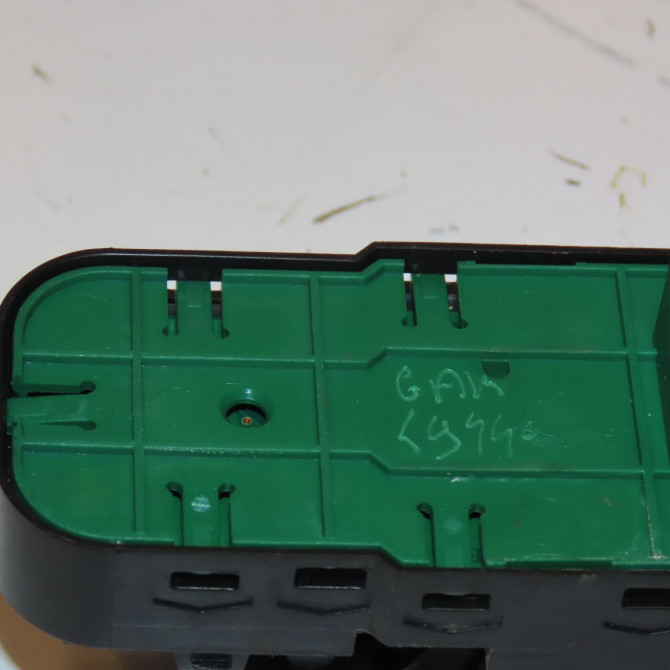 Commande lève-glace porte avant gauche occasion RENAULT MEGANE III Phase 1 04-1995->04-1999 1.5 DCI 110ch 3