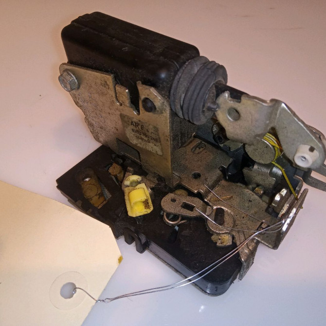 Serrure porte arg occasion DACIA SANDERO I Phase 1 06-2008->10-2012 1.4 MPI 75ch 8200735248 2