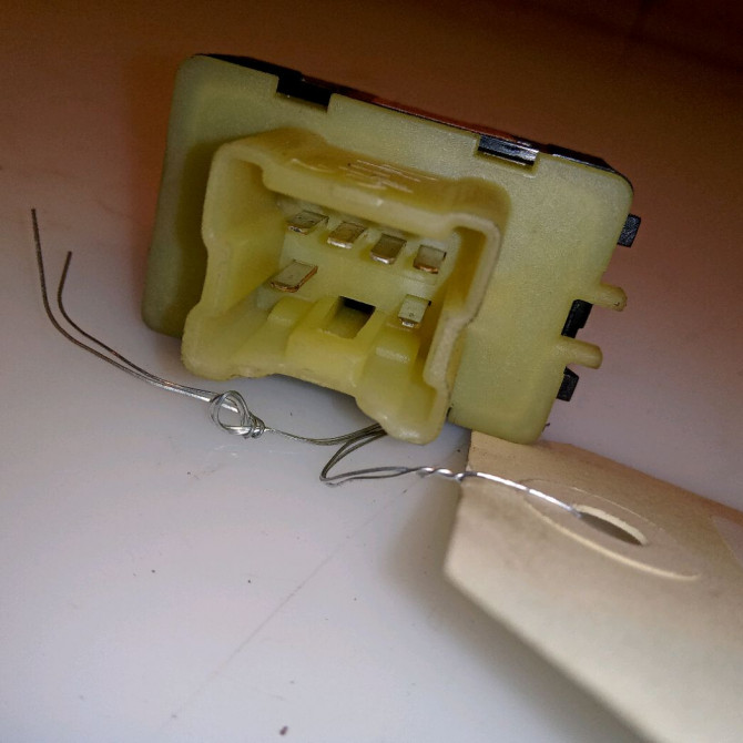 Commande lève-glace porte avant gauche occasion DACIA SANDERO II Phase 1 10-2012->... 1.2i 75ch 3