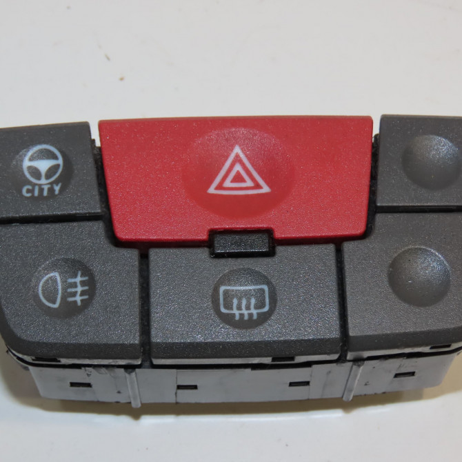 Bouton de warning occasion FIAT PANDA II Phase 1 09-2003->12-2012 1.3 JTD 16v 75ch 735357113 1