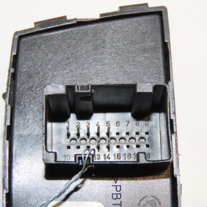 Bouton de warning occasion FIAT PANDA II Phase 1 09-2003->12-2012 1.3 JTD 16v 75ch 735357113 3