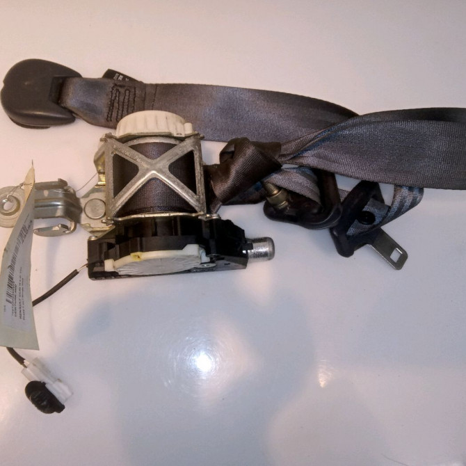 Ceinture avant droite occasion RENAULT CLIO III Phase 1 09-2005->03-2009 1.4i 16v 100ch 8200683926 1