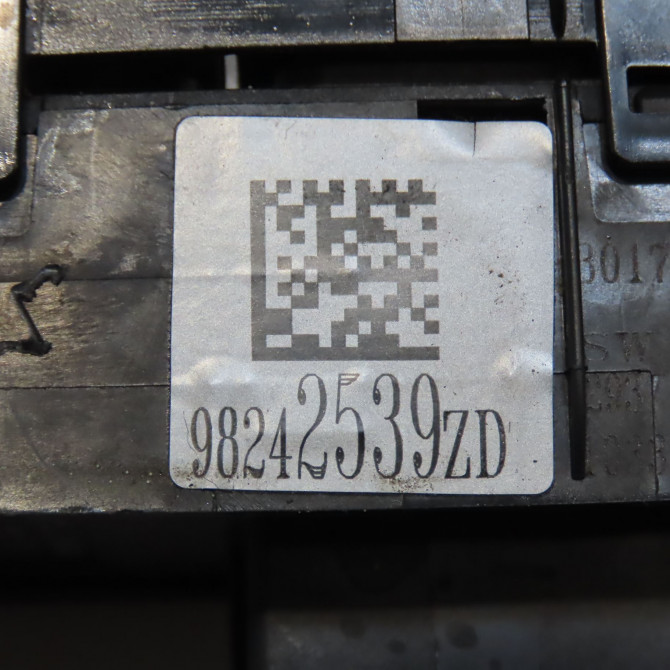 Commande lève-glace porte avant gauche occasion PEUGEOT 208 Phase 2 04-2015->... 1.6 BLUE HDI 100ch 98242539ZD 4