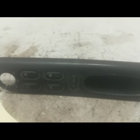 Commande lève-glace porte avant gauche occasion RENAULT LAGUNA I Phase 1 01-1994->04-1998 2.0 7700822683