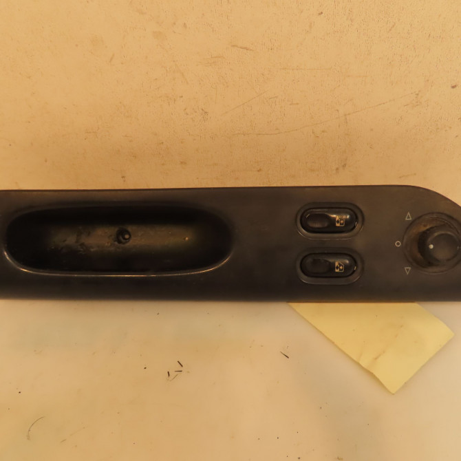 Commande lève-glace porte avant gauche occasion RENAULT LAGUNA I Phase 1 01-1994->04-1998 1.8 7700822683 1