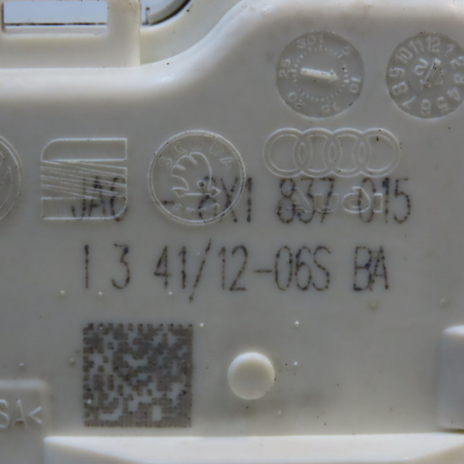 Serrure porte avg occasion  8X1837015B 4