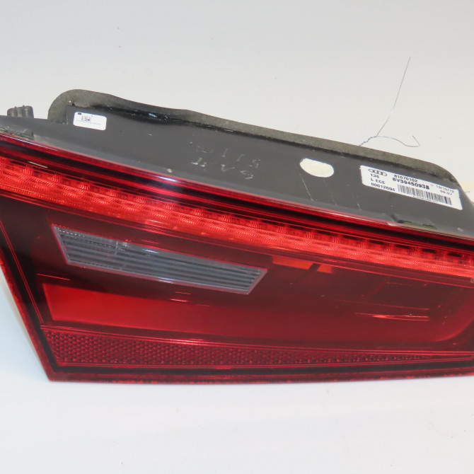 Feu arrière interieur gauche occasion  8V3945093B 1