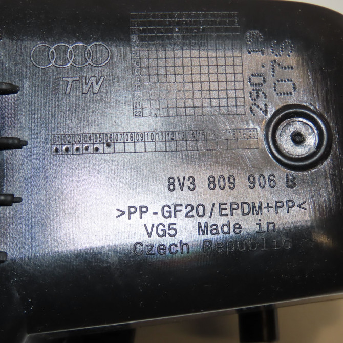 Volet de trappe carburant occasion  8V3809907AGRU 4