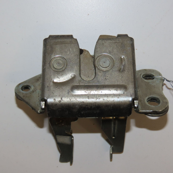 Serrure hayon occasion TOYOTA YARIS I Phase 1 04-1999->03-2003 85 VVTI 6935052020 1