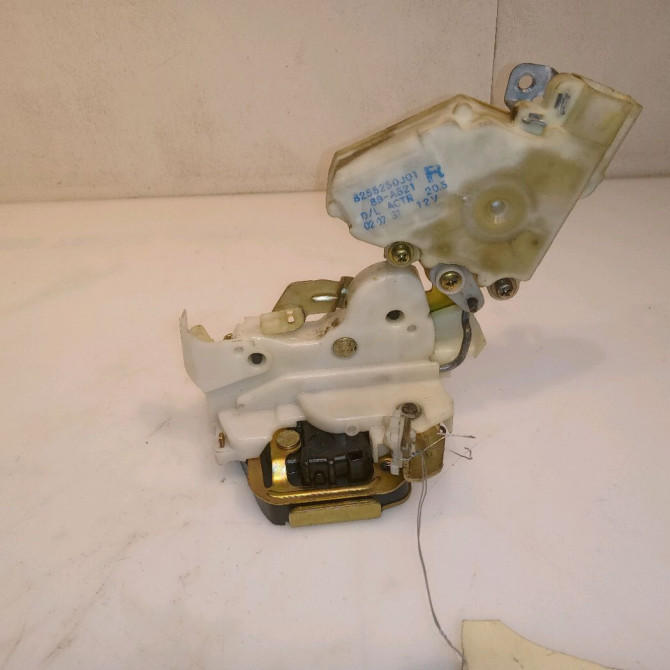 Serrure porte ard occasion NISSAN TERRANO I 825027F600 1