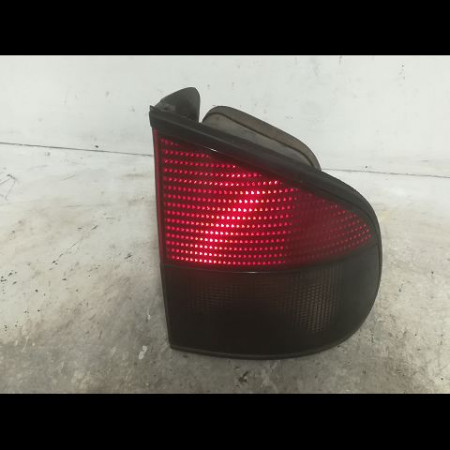 Feu arrière droit occasion RENAULT SAFRANE Phase 1 04-1992->09-1996 2.2 SI 137ch 7701035700
