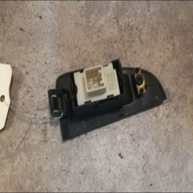 Commande leve-glace porte arrière gauche occasion TOYOTA AVENSIS I Phase 2 09-2000->05-2003 2.0 D-4D 8481005050 2