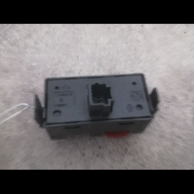 Bouton de warning occasion RENAULT CLIO III Phase 2 03-2009->12-2014 1.5 DCI 75ch 252103766R 2