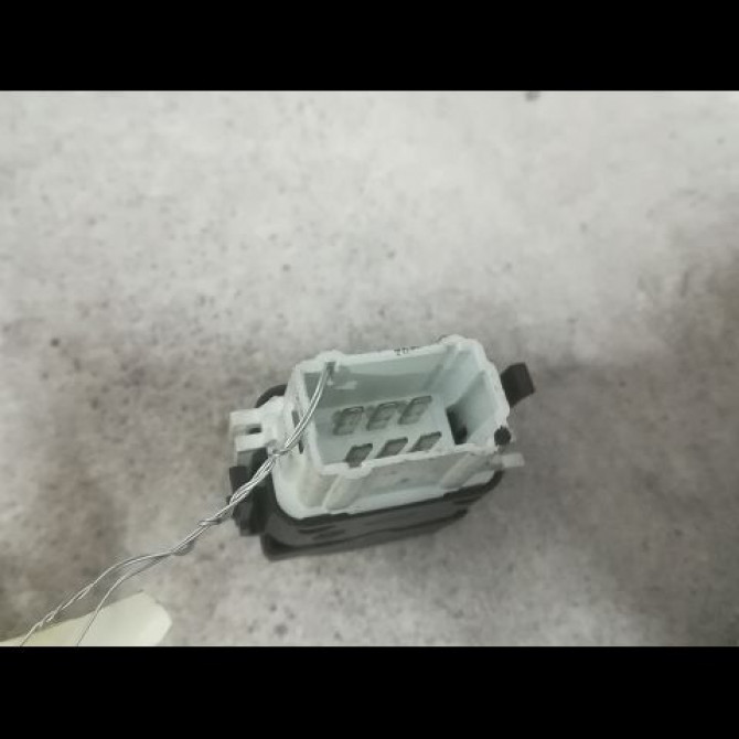 Commande lève-glace porte avant droite occasion RENAULT CLIO CAMPUS II Phase 1 07-2006->07-2009 1.5 DCI 70ch 8200060046 2