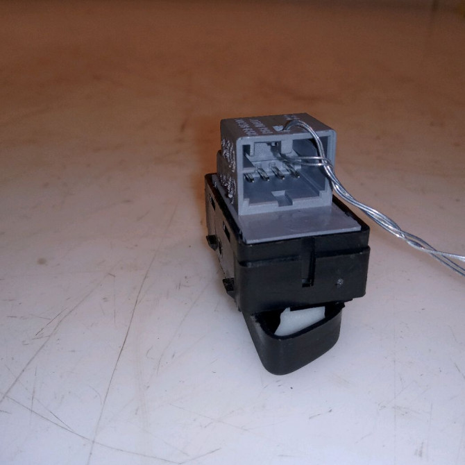 Commande lève-glace porte avant droite occasion VOLKSWAGEN POLO IV Phase 2 05-2005->09-2009 1.4 TDI 70ch 2