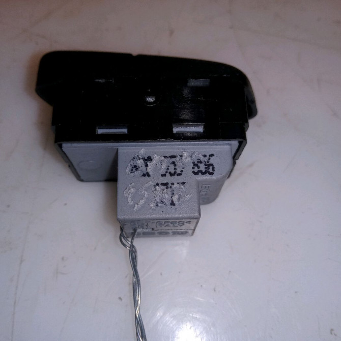 Commande lève-glace porte avant droite occasion VOLKSWAGEN POLO IV Phase 2 05-2005->09-2009 1.4 TDI 70ch 3