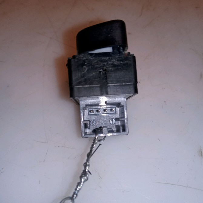 Commande lève-glace porte avant droite occasion VOLKSWAGEN POLO IV Phase 2 05-2005->09-2009 1.2 65ch 2