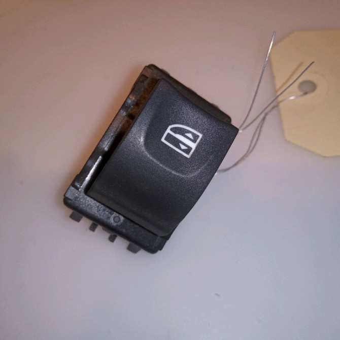 Commande lève-glace porte avant droite occasion RENAULT LAGUNA III Phase 1 04-1995->04-1999 2.0 DCI 130ch 1