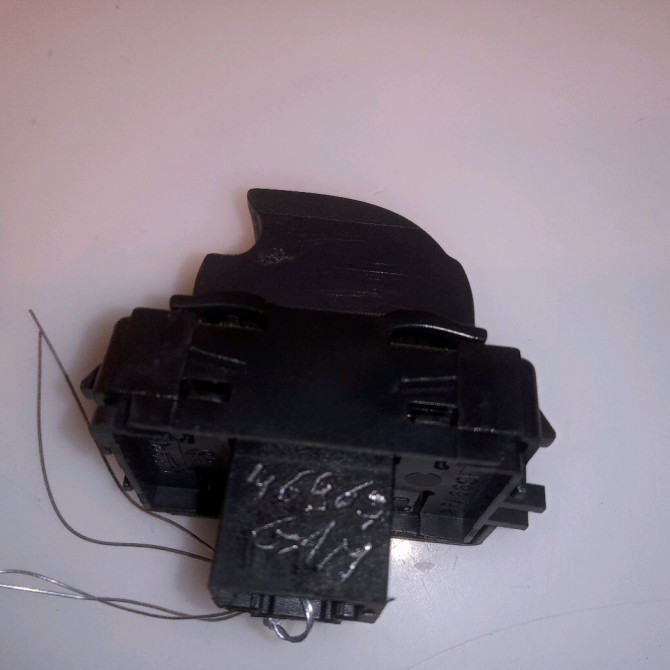 Commande lève-glace porte avant droite occasion RENAULT LAGUNA III Phase 1 04-1995->04-1999 2.0 DCI 130ch 3