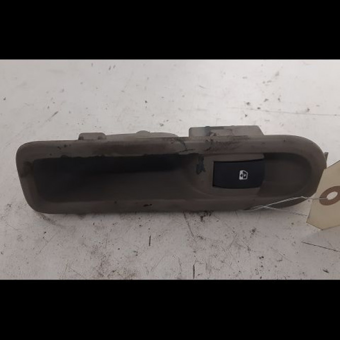 Commande leve-glace porte arrière droite occasion RENAULT CLIO III Phase 1 09-2005->03-2009 1.4i 16v 100ch 8200214936 1